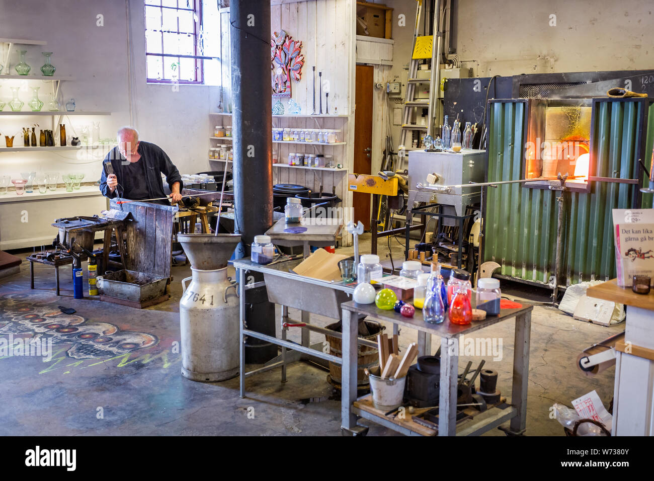 Man bläst Glas mit heißem Ofen in Visby, Gotland, Schweden am 20. Juli 2019 Stockfoto
