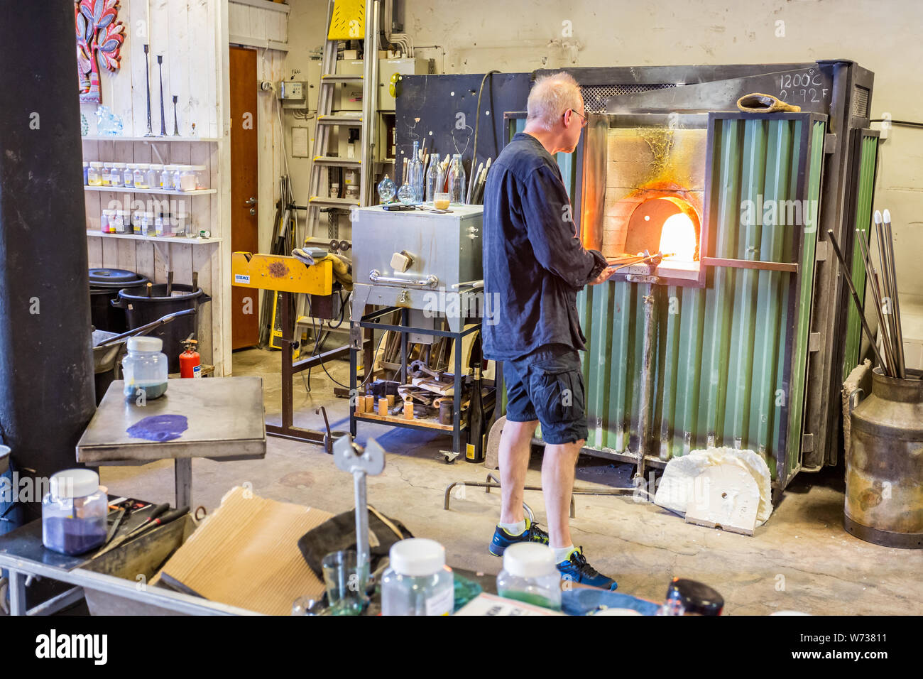 Man bläst Glas mit heißem Ofen in Visby, Gotland, Schweden am 20. Juli 2019 Stockfoto