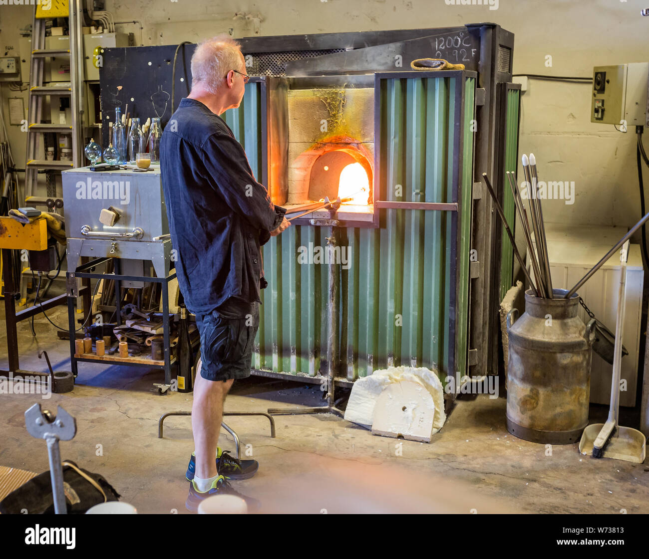 Man bläst Glas mit heißem Ofen in Visby, Gotland, Schweden am 20. Juli 2019 Stockfoto
