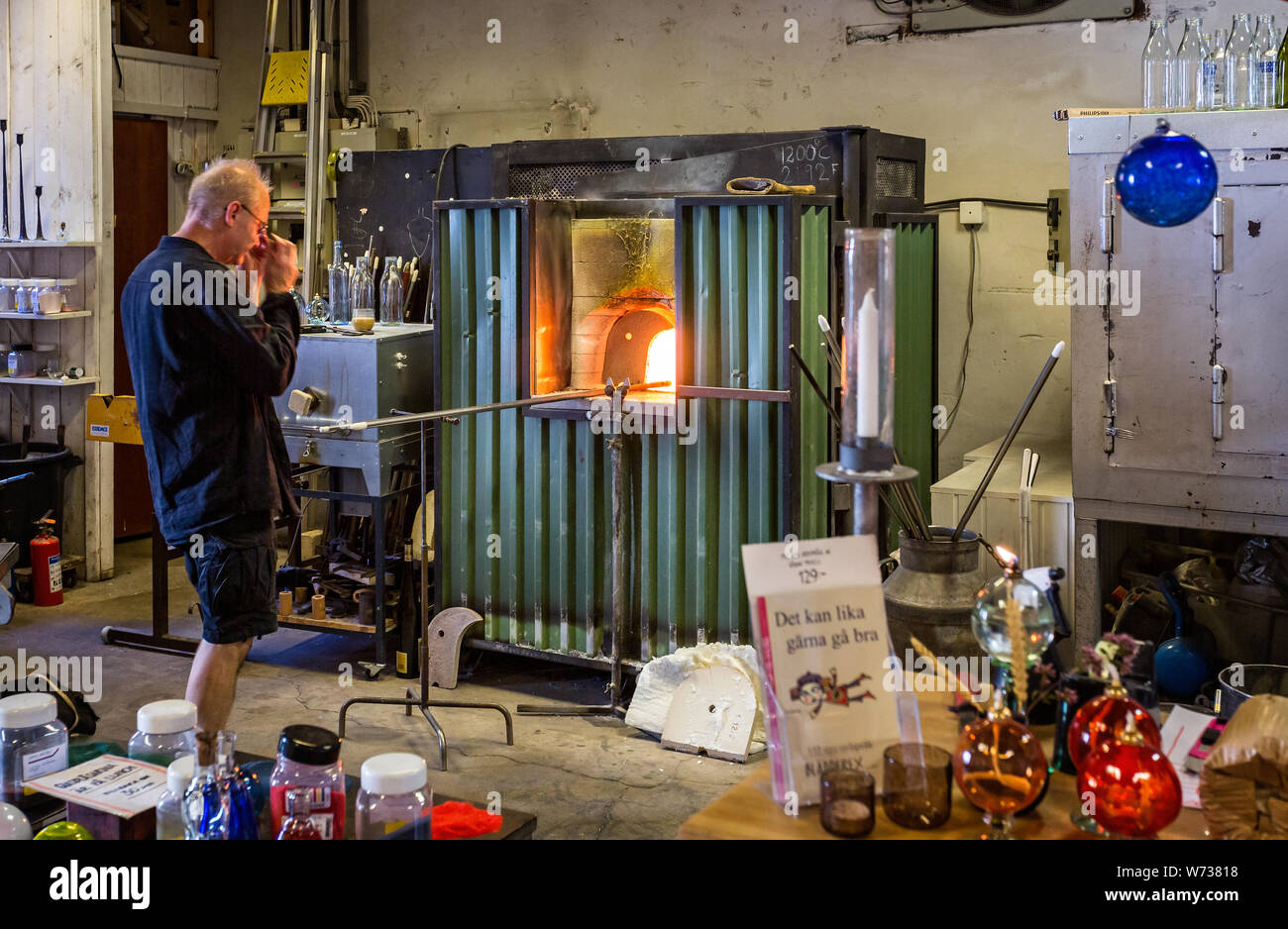 Man bläst Glas mit heißem Ofen in Visby, Gotland, Schweden am 20. Juli 2019 Stockfoto