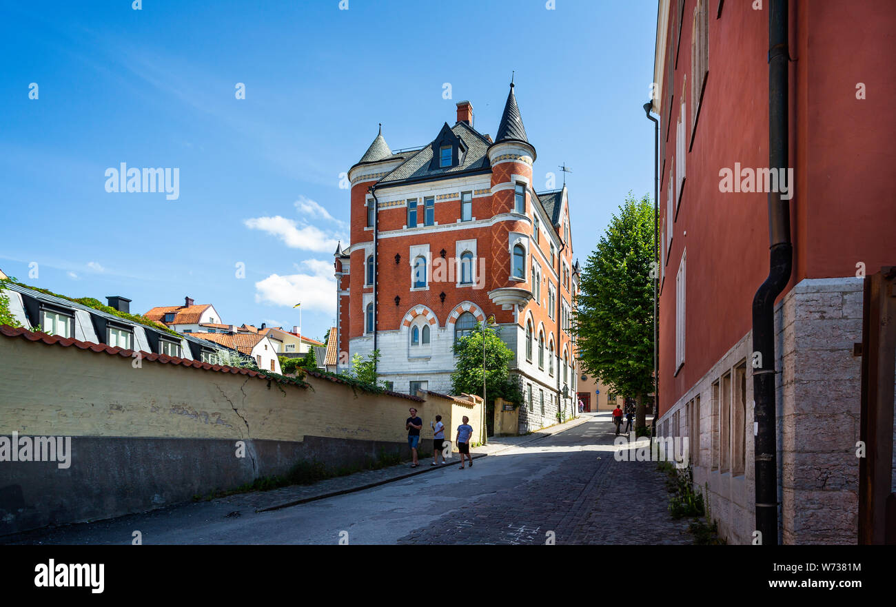 Reich verzierten Backsteinbau mit Türmchen in der Mitte des mittelalterlichen Visby, Gotland, Schweden am 20. Juli 2019 Stockfoto