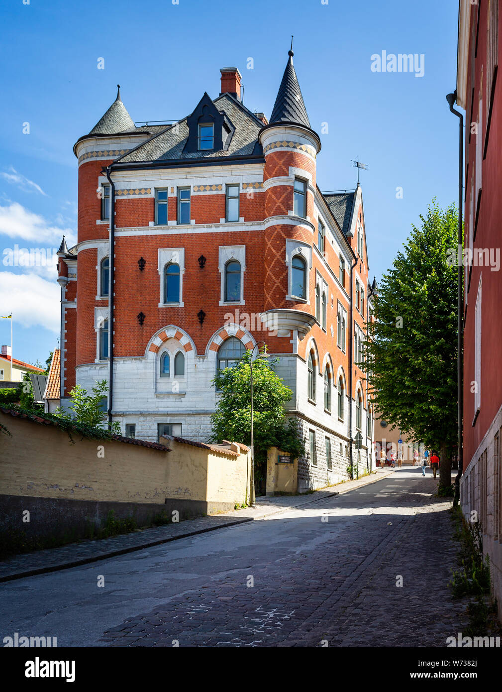 Reich verzierten Backsteinbau mit Türmchen in der Mitte des mittelalterlichen Visby, Gotland, Schweden am 20. Juli 2019 Stockfoto