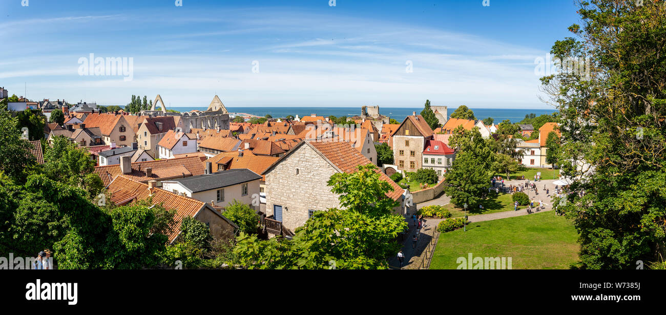 Panoramablick über Visby und seine zerstörten Kirchen in Visby, Gotland, Schweden, am 20. Juli 2019 Stockfoto