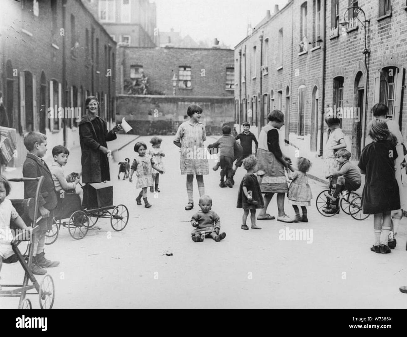 HOXTON East London. Eine Gruppe von Kindern in einem der Halb-slumgebiete ungefähr 1935 Stockfoto