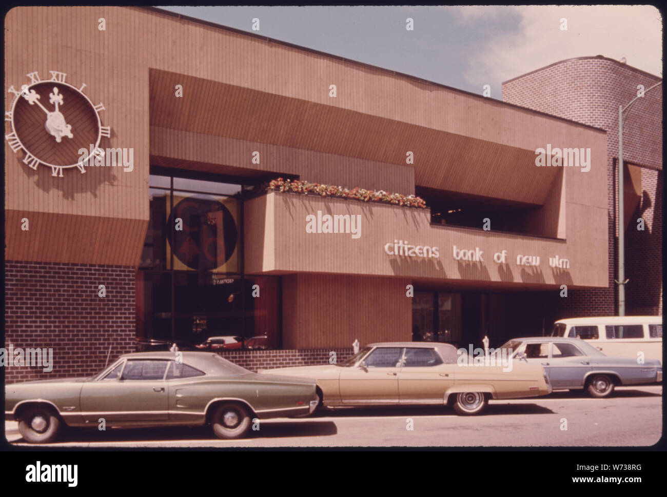 Die Bürger BANK Gebäude in New Ulm, Minnesota. Es STEHT AUF DER WEBSITE DER DACOTAH HOUSE HOTEL, DAS war zerrissen, die in den späten 60er Jahren, WENN GELD WIEDERHERZUSTELLEN, ES KONNTE NICHT GEFUNDEN WERDEN. Die Stadt wurde gegründet von deutschen Einwanderern IN UND 1854 NOCH IMMER EINE ETHNISCHE Charme. Der Abschnitt wurde neu belebt, DA DIE BANK ERRICHTET. Alle STORES AUF MINNESOTA STRASSE BESETZT SIND UND VIELE DER FRONTEN WURDEN MIT PRIVATEN MITTELN ZU ZEIGEN, EIN DEUTSCHER EINFLUSS RENOVIERT Stockfoto