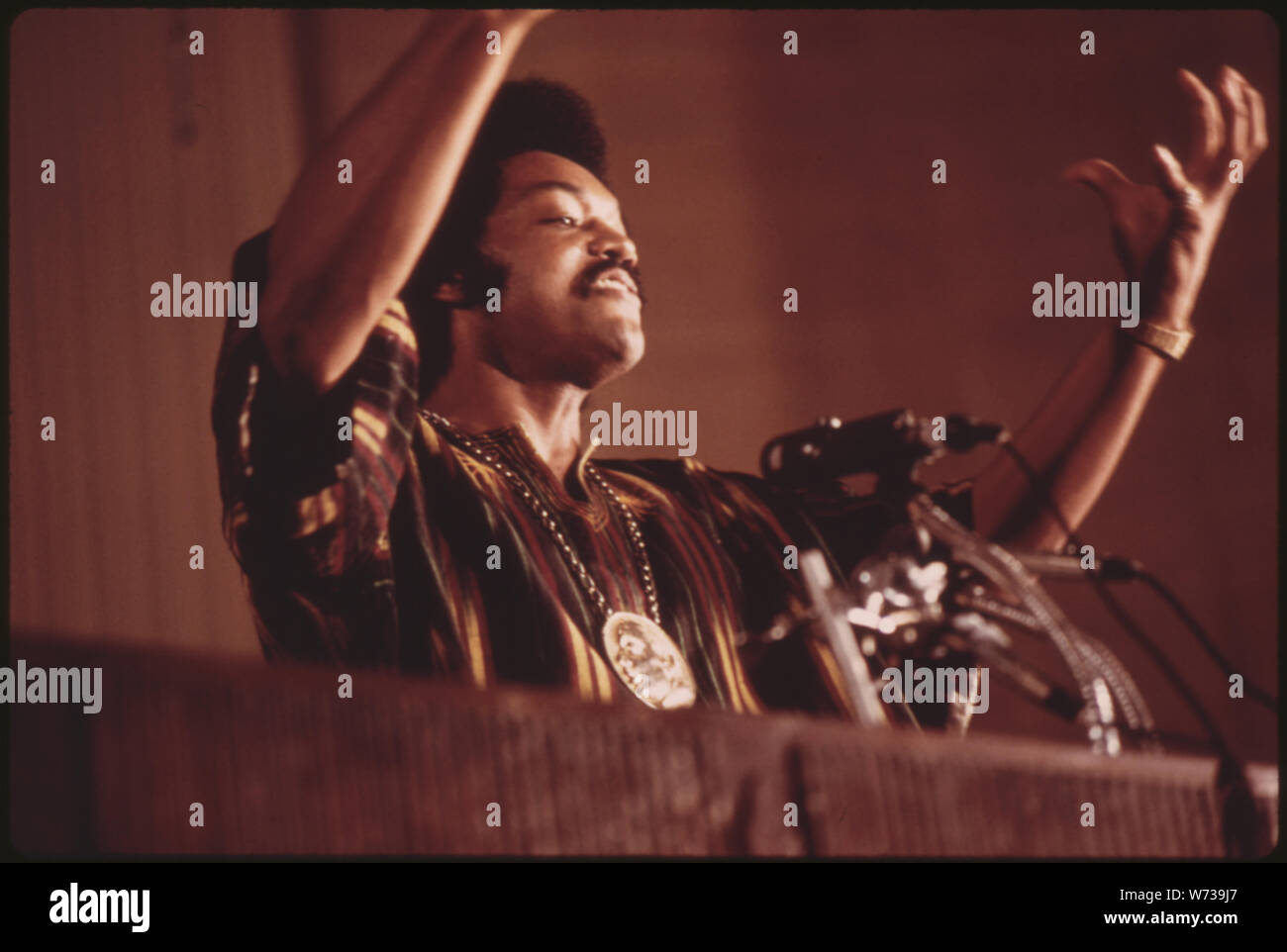 Der REV. JESSE JACKSON SPRICHT ÜBER EINE RADIOSENDUNG AUS DEM HAUPTQUARTIER DER BETRIEB, auf seiner Jahrestagung. Eines DER ZIELE DER ORGANISATION IST ES, DIE WELT DER WIRTSCHAFT ZU KLEINEN SCHWARZEN GEFÜHRTE UNTERNEHMEN ZU ÖFFNEN. REV. JACKSON IST FÜR DAS HELFEN CHICAGO DIE SCHWARZE BANKING KAPITAL IM LAND ZU MACHEN. Er half WHITE Unternehmen überzeugen, ZU STOPPEN, GEWINNE, DIE SIE VON erwarb SCHWARZ VERBRAUCHER ZU DEN WEISSEN VORORTEN Stockfoto