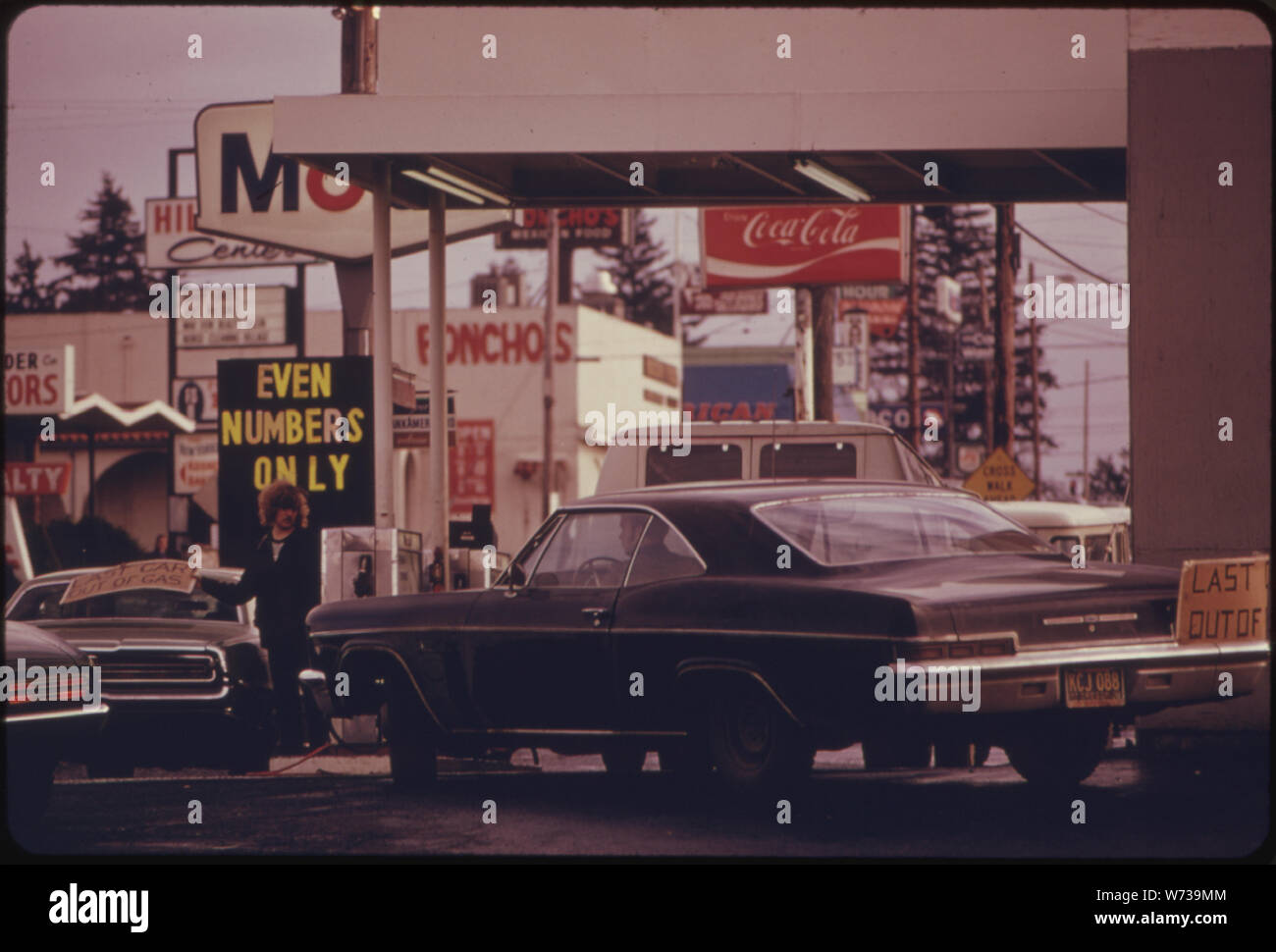 Der Staat Oregon WAR DER ERSTE, DER SIE AUF EIN SYSTEM DER GERADEN UND ungeraden Zahlen WÄHREND DER BENZIN KRISE IM HERBST UND WINTER 1973-74. Autofahrer HIER MIT GERADEN LIZENZEN FÜR BENZIN AUF EINER GERADEN TAG. Der PLAN WAR IN KRAFT VON MONTAG BIS FREITAG. Jedermann konnte GAS AN SAMSTAGEN, wenn es verfügbar war. Alle Stationen wurden Sonntags geschlossen. IN PORTLAND Stockfoto