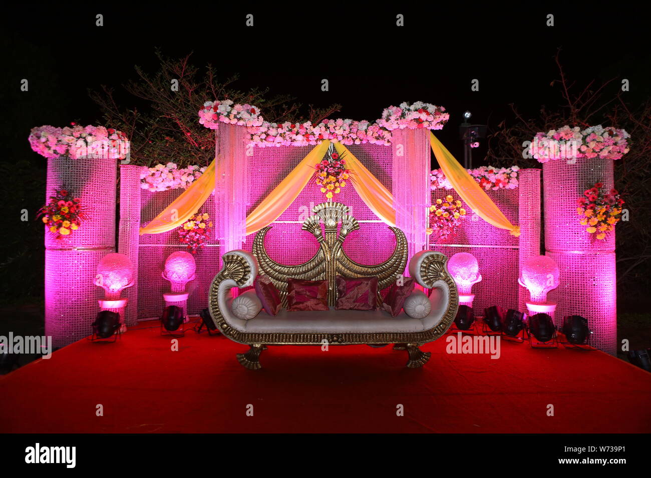 Verschwenderische indische Bühne Dekoration für Hochzeit feiern. Stockfoto