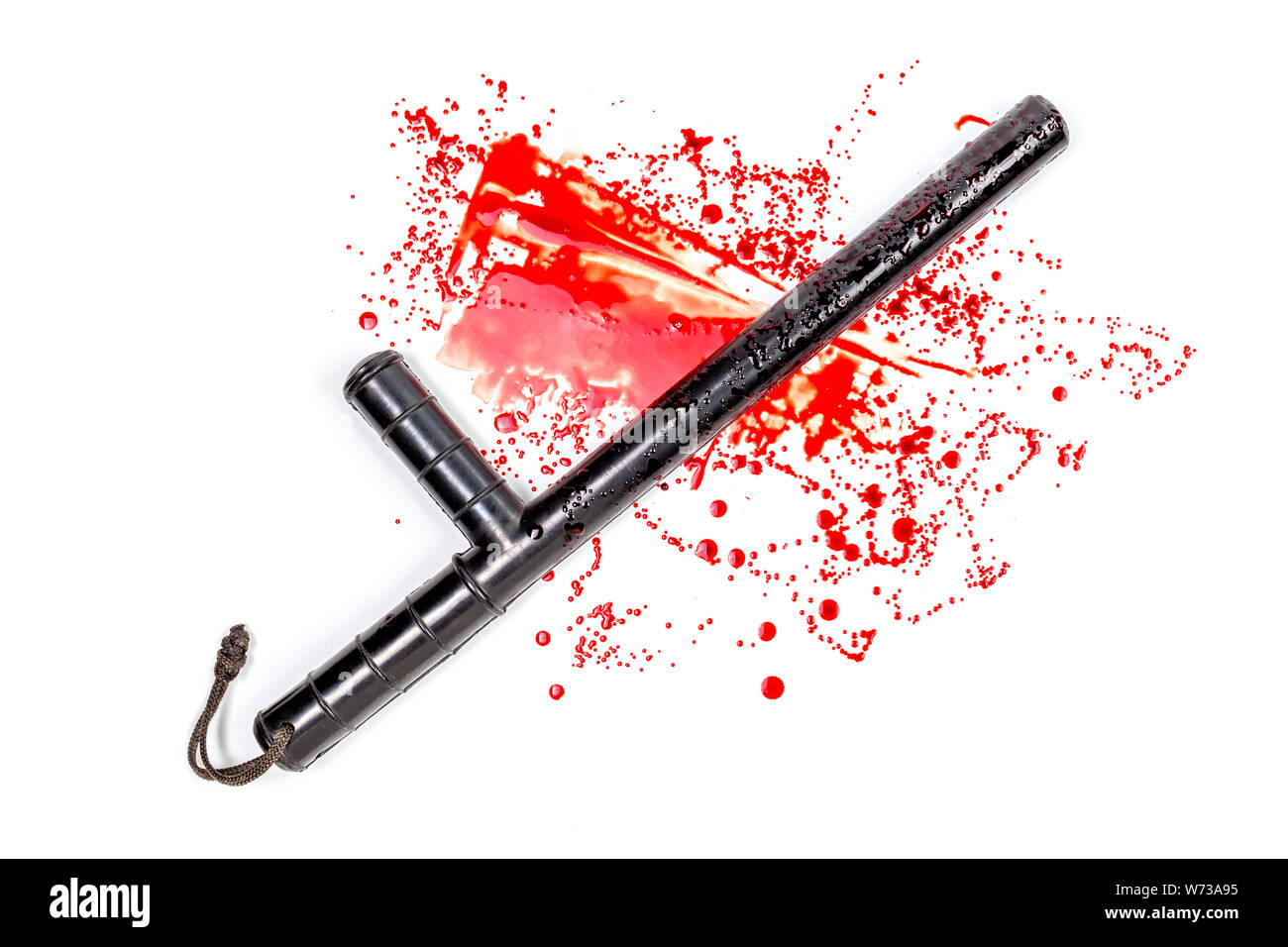 Blutige russische Polizei Gummi tonfa Baton in Blutspritzer auf weißem Hintergrund isoliert in Top-down-flach Perspektive. Natürliches Menschliches Blut verwendet. Stockfoto