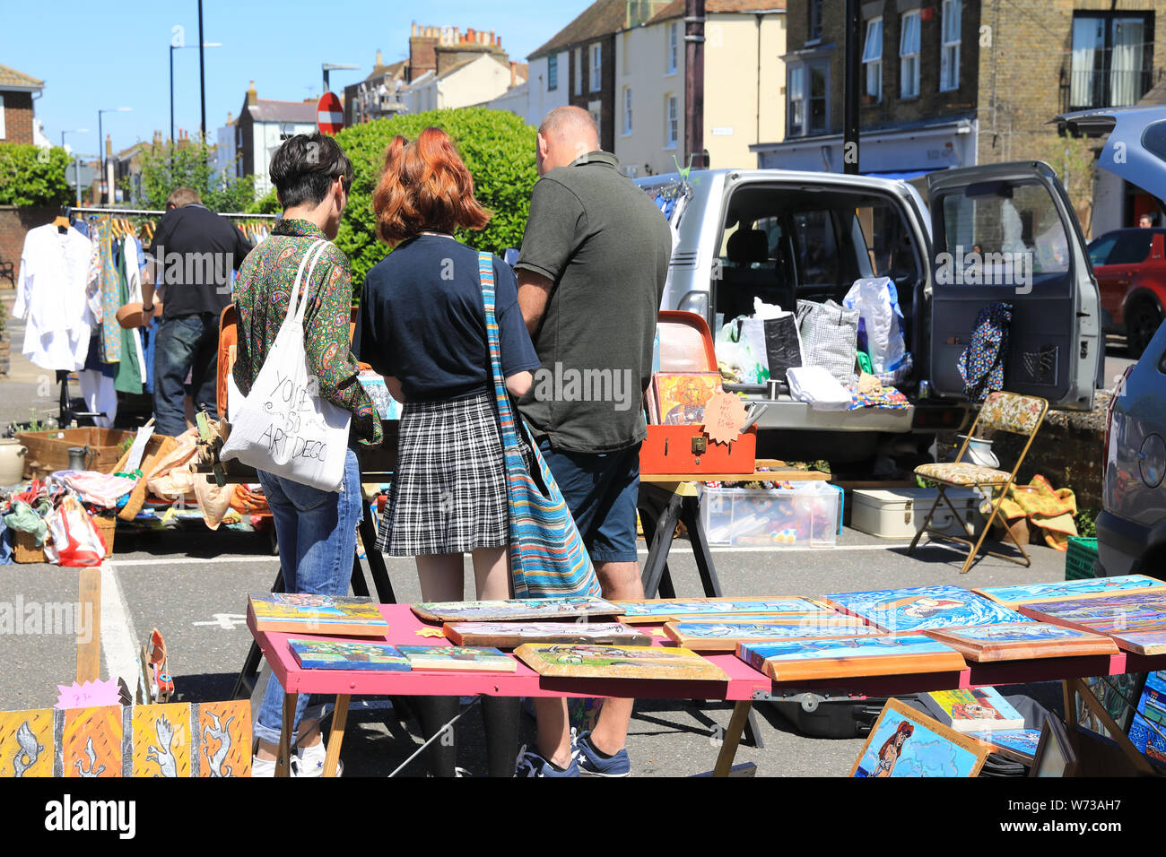 Lebendige Markt am Samstag auf der High Street, in der hübschen Küstenstadt, in Kent, England, Großbritannien Stockfoto