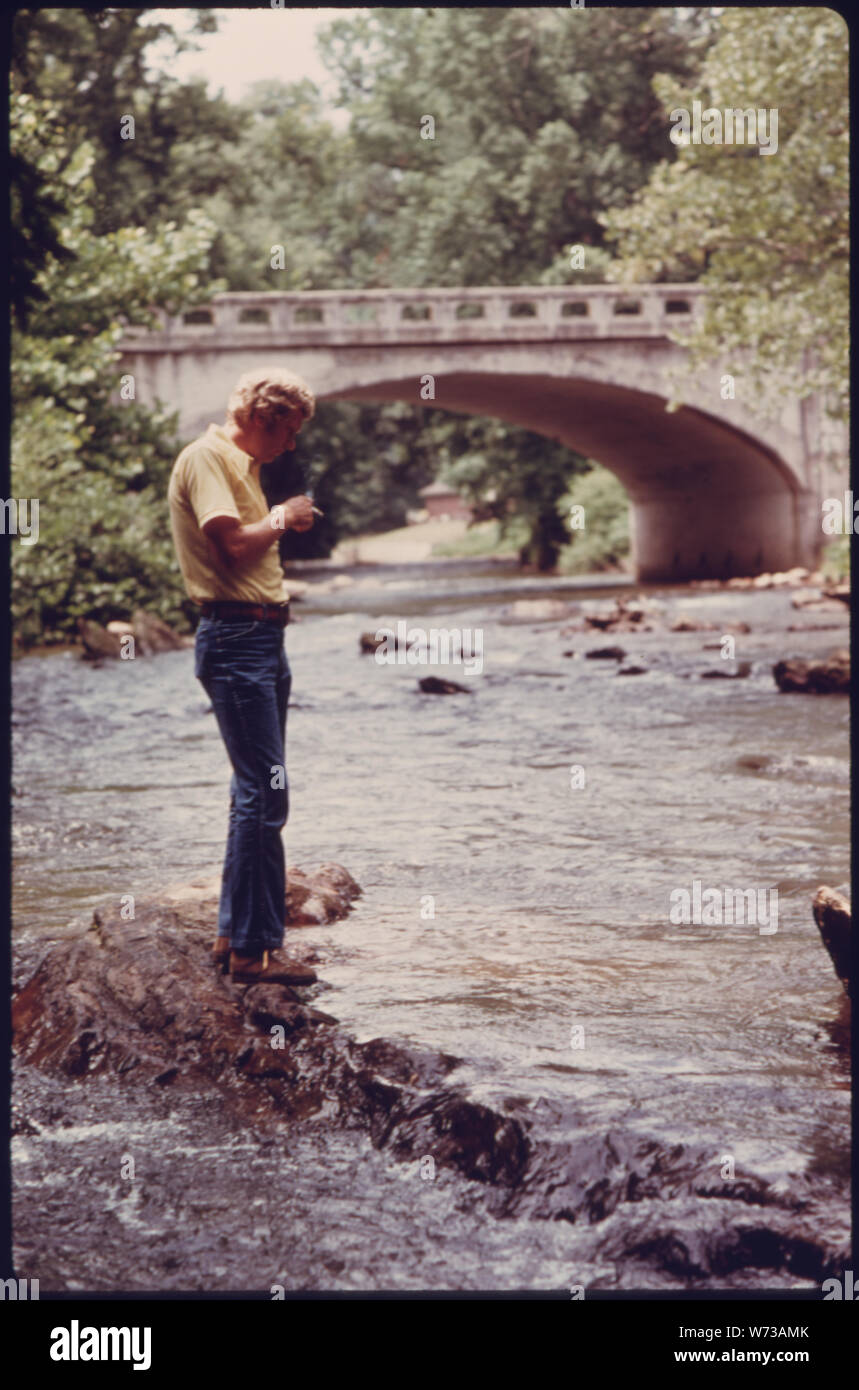 Touristische PAUSIERT FÜR EIN MOMENT DER EINSAMKEIT DES CHATTAHOOCHEE RIVER SÜDLICH DER GEORGIA LANDSTRASSE 17/75 Brücke am westlichen Eingang zu Helen, einem kleinen Berg in der Gemeinschaft von etwa 270 MENSCHEN ES WAR EIN TYPISCHES DORF IN DER GEGEND, bis 1969 als lokale Beamte, Geschäftsleute und Anwohner, DIE RENOVIERUNG DES GESCHÄFTSVIERTEL MIT EINEM BAYERISCHEN ALPINE THEMA gebilligt. Der ERFOLG DES PROJEKTS ANGEZOGEN, NEUE UNTERNEHMEN UND EINE SCHWANKUNG von Touristen zwischen Mai und Oktober Stockfoto