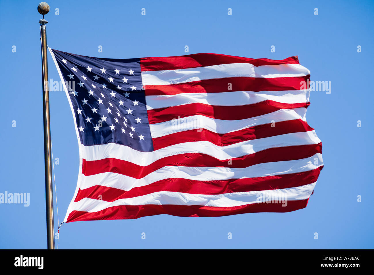 Schön winken Sterne und gestreifte Amerikanische Flagge ein blauer Himmel Hintergrund; schließen Sie bis zum Memorial Day oder Juli 4. Stockfoto