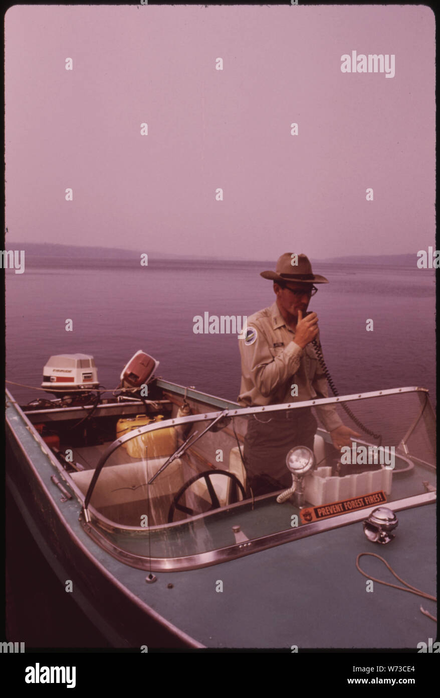 U.S. Forest Service RANGER IN PATROUILLENBOOT BEI STILLWATER AUF DEM HUDSON RIVER KÖNNEN IN UNMITTELBAREN KONTAKT MIT ANDEREN RANGER STATIONEN ÜBER TRANSISTOR RADIO WERDEN. Er Patrouillen der riesigen Stillwater fließen und die umliegenden Wälder der State Forest Preserve, die 99 Meilen Küstenlinie Stockfoto