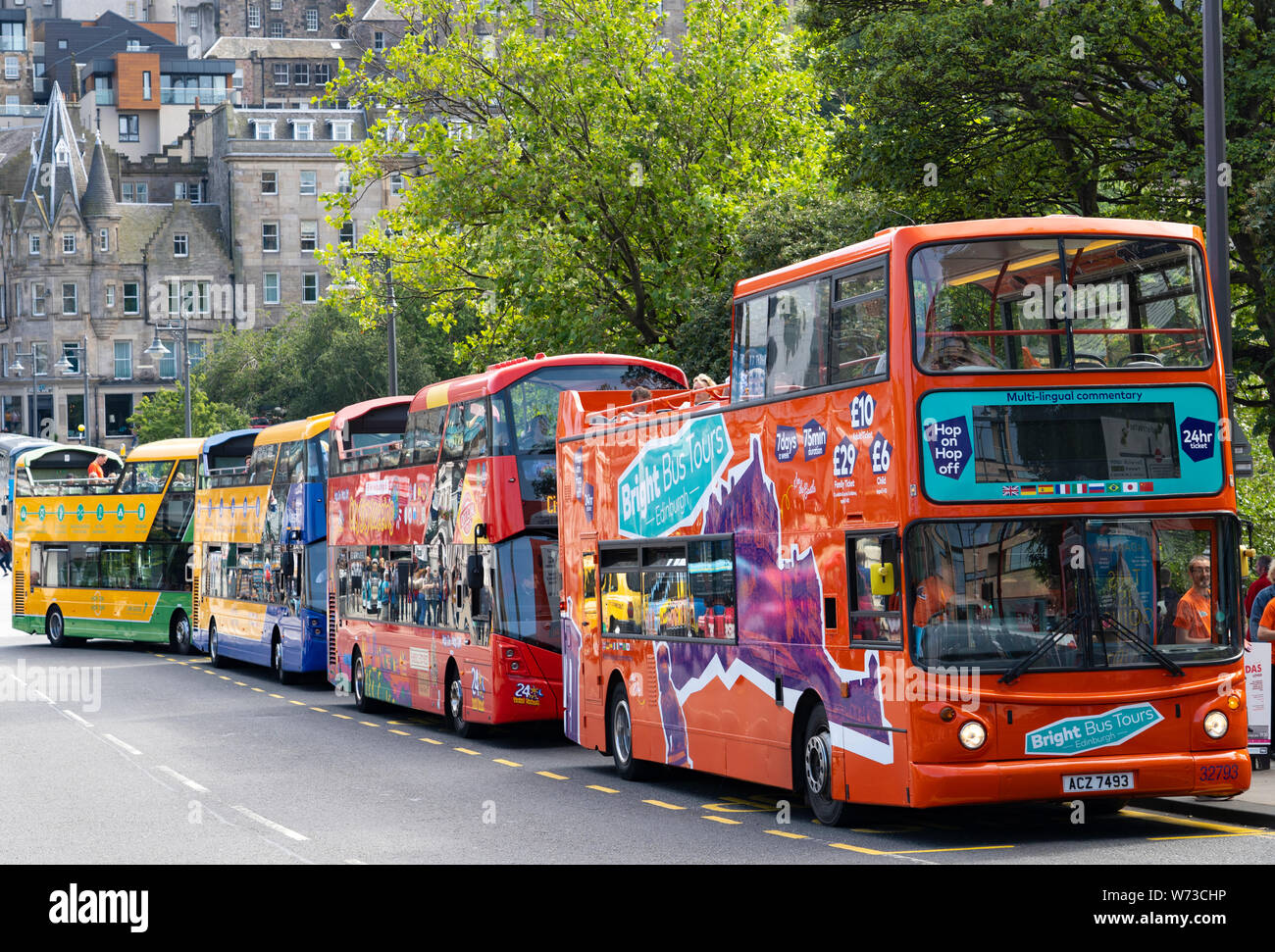 Reihe von Double Decker Bus Tour Busse im Zentrum von Edinburgh, Schottland, Großbritannien Stockfoto