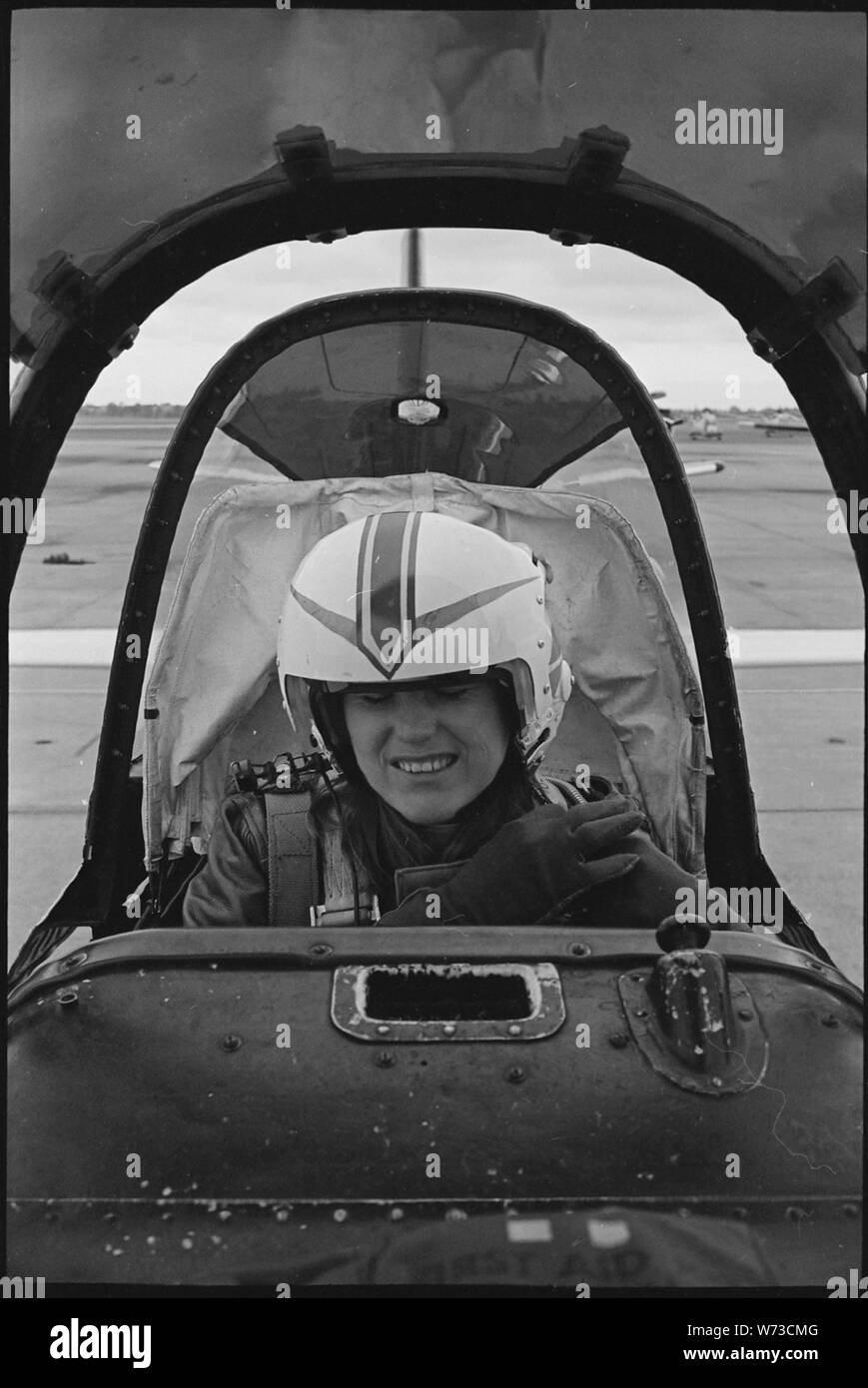 United States Naval Air Station, Norfolk, Virginia… Ens. Gloria Darnstaedt verstaut ihr Haar in Ihr Flug Helm, wie sie für den Start in ein T-28 Trojan zwei bereitet - Platz trainer Flugzeuge. Naval Reservist Darnstaedt, jetzt zum Flugzeug Fähre squardon 31 zugeordnet (VRF-31), ist ein Ort wie eine weibliche Marine line officer Pilot qualifizierte Kämpfer Flugzeuge zu erwerben. Ihr Haus ist in Xenia, Ohio. Stockfoto