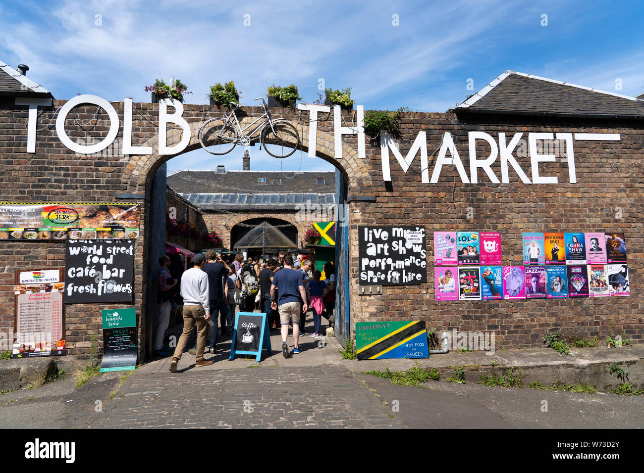 Mautstelle Markt während des Edinburgh Festivals bei Canongate in der Altstadt von Edinburgh, Schottland, Großbritannien Stockfoto