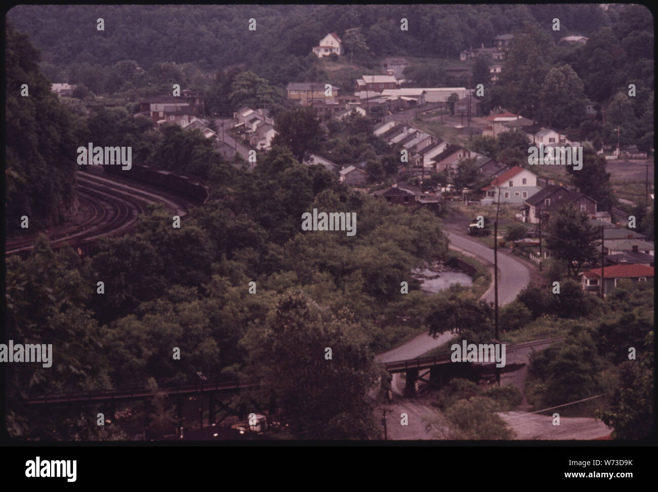 Blick auf die stadt RALEIGH, WEST VIRGINIA, EINEM VORORT VON BECKLEY ZEIGT EINIGE DER HÄUSER UND EIN TEIL DER EISENBAHNSCHIENEN ZU TRAGEN KOHLE AUS DEN MINEN INDUSTRIE IM GESAMTEN LAND. RALEIGH WAR EIN BERGBAU HAUPTSITZ IN DER VERGANGENHEIT. Neue Minen öffnen um BECKLEY UND SOLLTE DIE WIRTSCHAFT kräftig ankurbeln Stockfoto