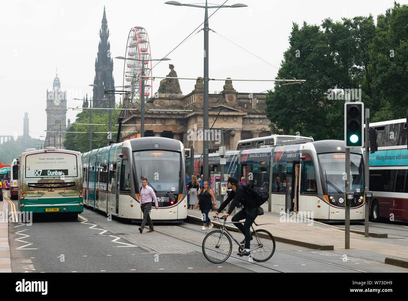 Blick auf Busse und Straßenbahnen an der Princes Street in Edinburgh, Schottland, Großbritannien Stockfoto