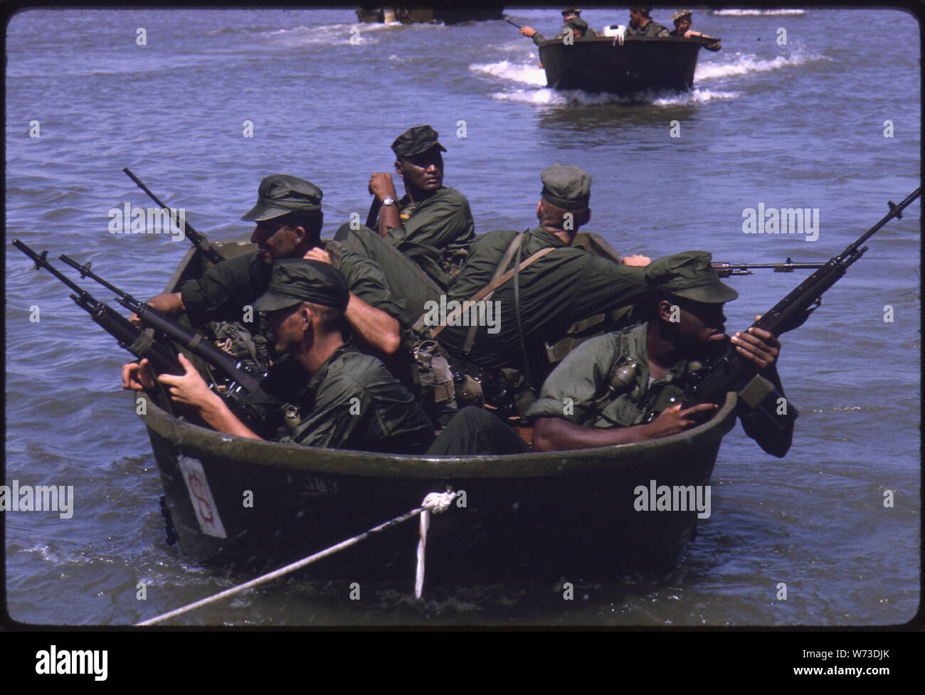 Usa Vietnam... Marines, in Vieren und Fünfen in aussenborder Boote gruppiert, Ansatz der Strand in einem amphibischen Angriff in den Strompfad Sat Zone, 35 km von Saigon. Rung Sat, geplagt mit Viet Cong, das Ziel der Operation Jackstay, an denen 1.200 Marines. Stockfoto