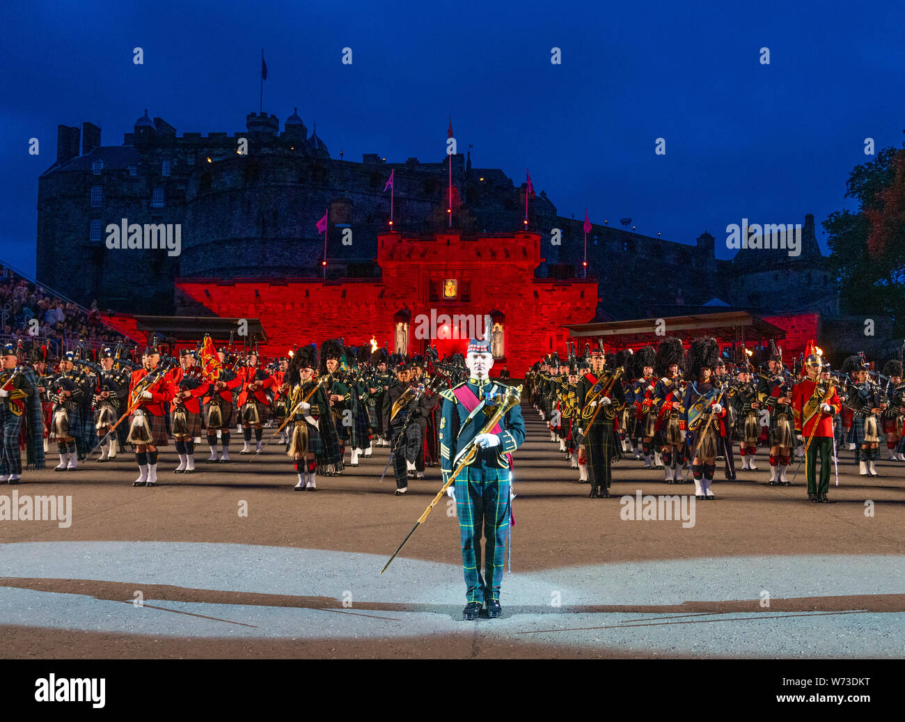 Die 2019 Royal Edinburgh Military Tattoo, auf der Esplanade in Edinburgh Schloss durchgeführt. Die angesammelten Rohre und Trommeln Stockfoto