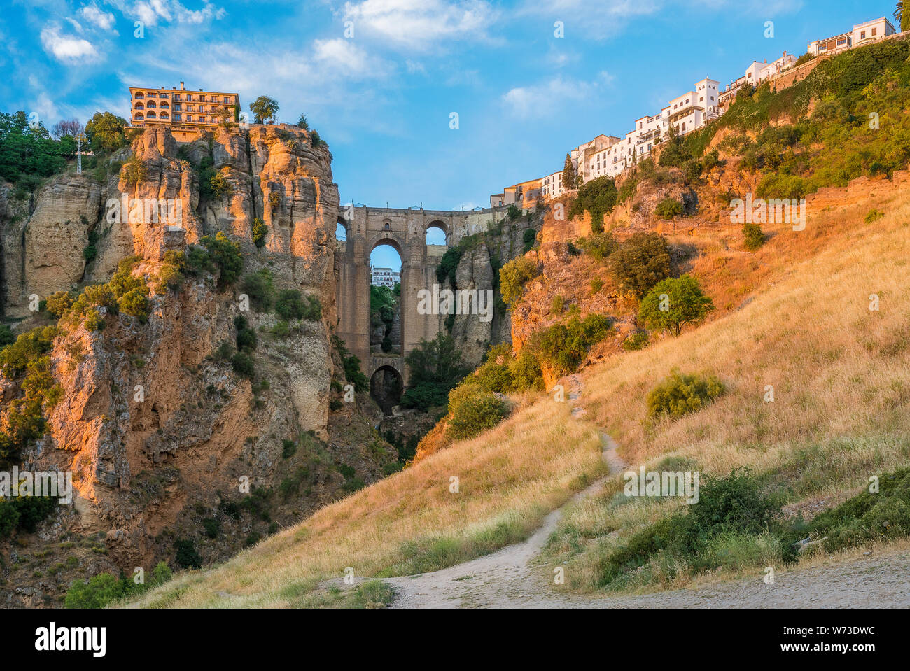 Ronda und seine historische Brücke in der späten Nachmittagssonne. Provinz Malaga, Andalusien, Spanien. Stockfoto