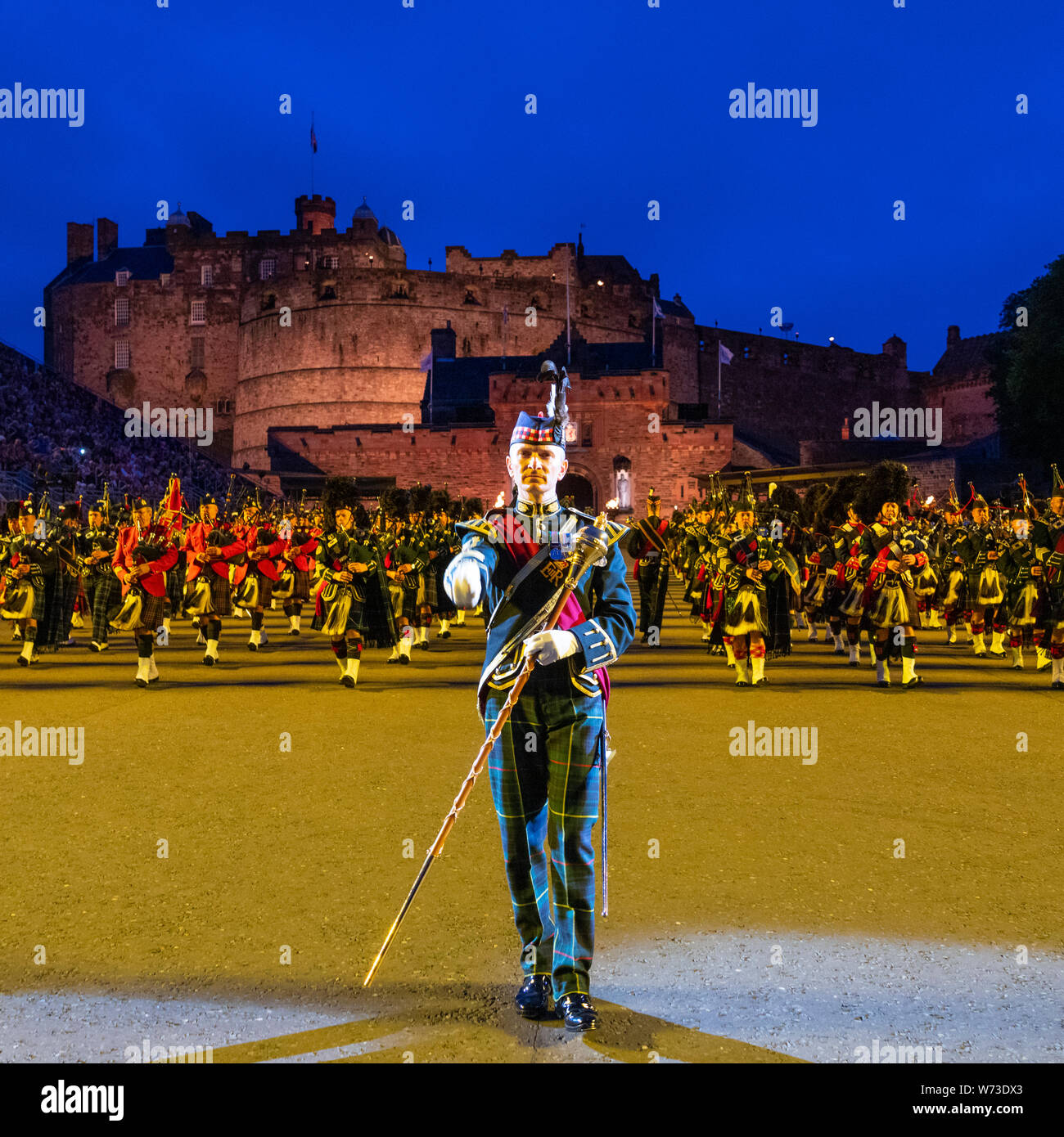 Die 2019 Royal Edinburgh Military Tattoo, auf der Esplanade in Edinburgh Schloss durchgeführt. Die angesammelten Rohre und Trommeln Stockfoto