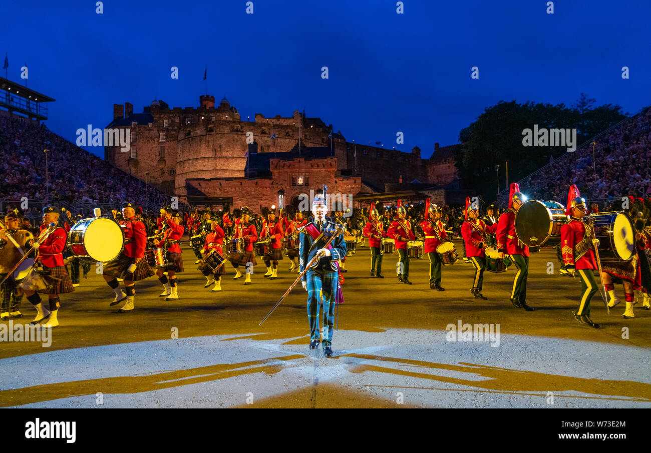 Die 2019 Royal Edinburgh Military Tattoo, auf der Esplanade in Edinburgh Schloss durchgeführt. Die angesammelten Rohre und Trommeln Stockfoto