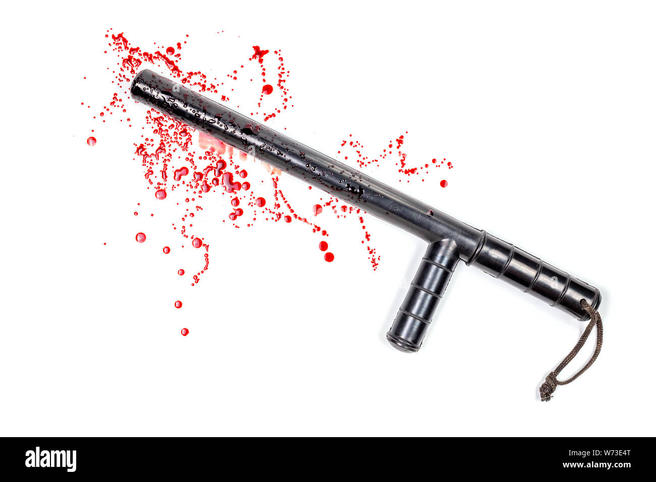 Blutige russische Polizei Gummi tonfa Baton in Blutspritzer auf weißem Hintergrund isoliert in Top-down-flach Perspektive. Natürliches Menschliches Blut verwendet. Stockfoto
