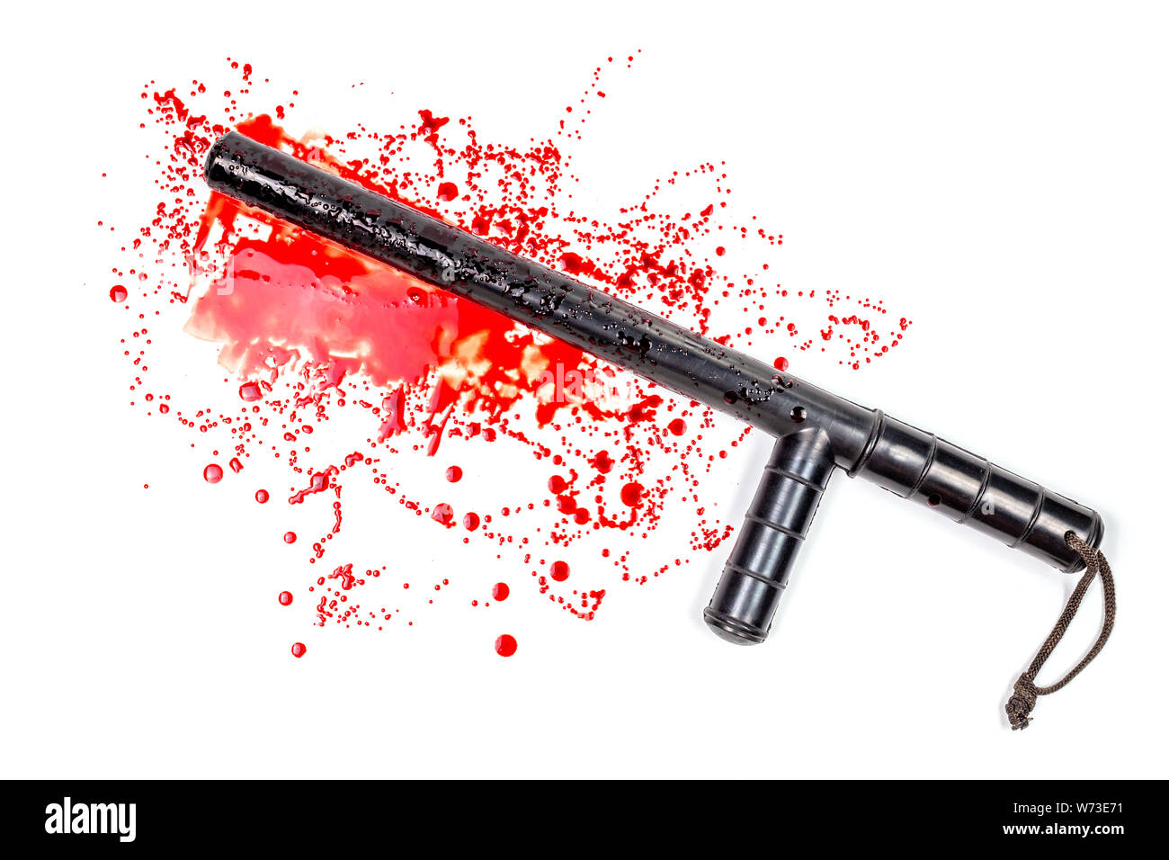 Blutige russische Polizei Gummi tonfa Baton in Blutspritzer auf weißem Hintergrund isoliert in Top-down-flach Perspektive. Natürliches Menschliches Blut verwendet. Stockfoto