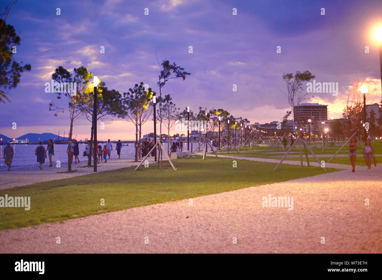 Vlora, Albanien. Juli 2019: Die wichtigsten zu Fuß Fußgängerzone Lungomare in den Abend. Stockfoto