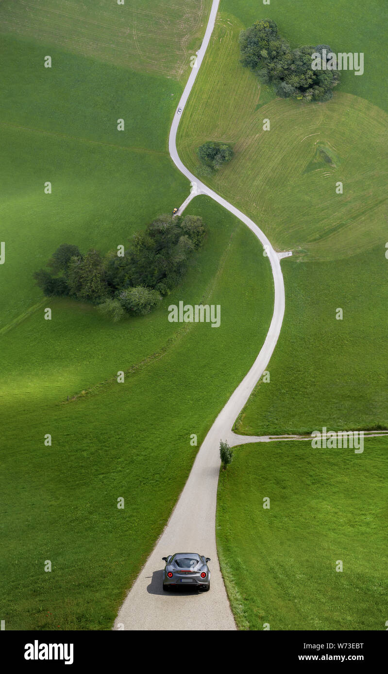 Droneception Schuß von s-Kurve Straße in der Landschaft bis biegen Vor silver Auto Stockfoto