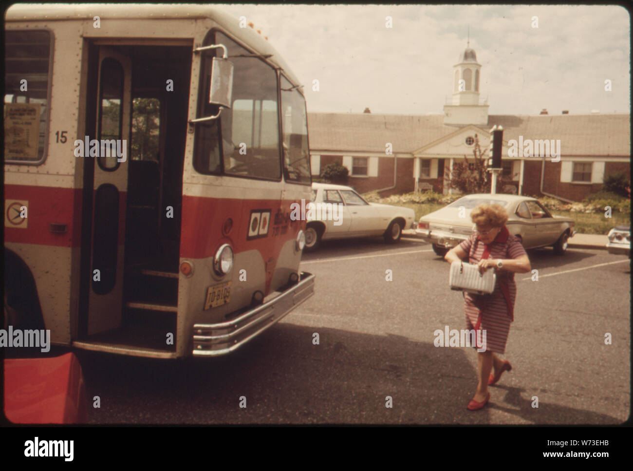 Frau bereit, an Bord eine DFÜ EINE FAHRT RADIO VERSANDT TÜR-ZU-TÜR BUS SERVICE IN Haddonfield, New Jersey. Es begann im Februar 1972, ALS EINE DEMONSTRATION PROJEKT zwischen Bund und Land Transport Abteilungen. Finanzierung endete im März 1975 Sprecher berichtet es funktionierte gut in der Rush Hour auf festen Routen ABER DAS 30-CENT TARIF NICHT GENUG WAR EIN BIS DREI PERSONEN HOB IN AUSSERHALB DER NORMALEN GESCHÄFTSZEITEN ZU DECKEN. An seiner Spitze, DER SERVICE HOB ÜBER 1.000 Fahrgäste pro Tag Stockfoto