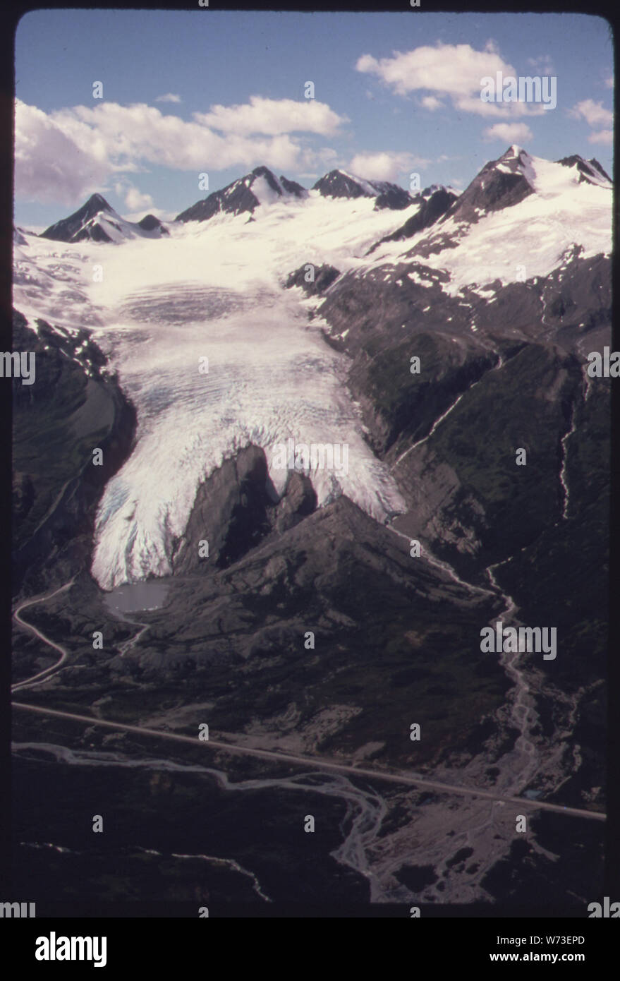 WORTHINGTON GLACIER, Blick nach Westen auf den Gletscher RICHARDSON HIGHWAY UND MÄDCHEN BERG, der markante Gipfel AUF DER OBEREN RECHTEN (Höhe 6, 134 Meter). Die Pipeline wird überqueren den Gletscher ZUFAHRT ZWISCHEN DEM SEE UND DER AUTOBAHN. Meile 758, ALASKA PIPELINE ROUTE Stockfoto