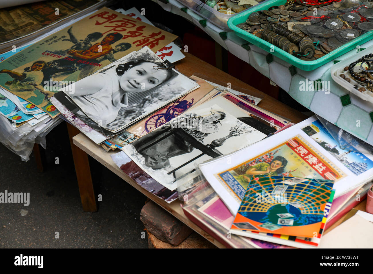 Vintage Poster und Bilder verkauft auf Cat Street Flohmarkt in Hong Kong Stockfoto