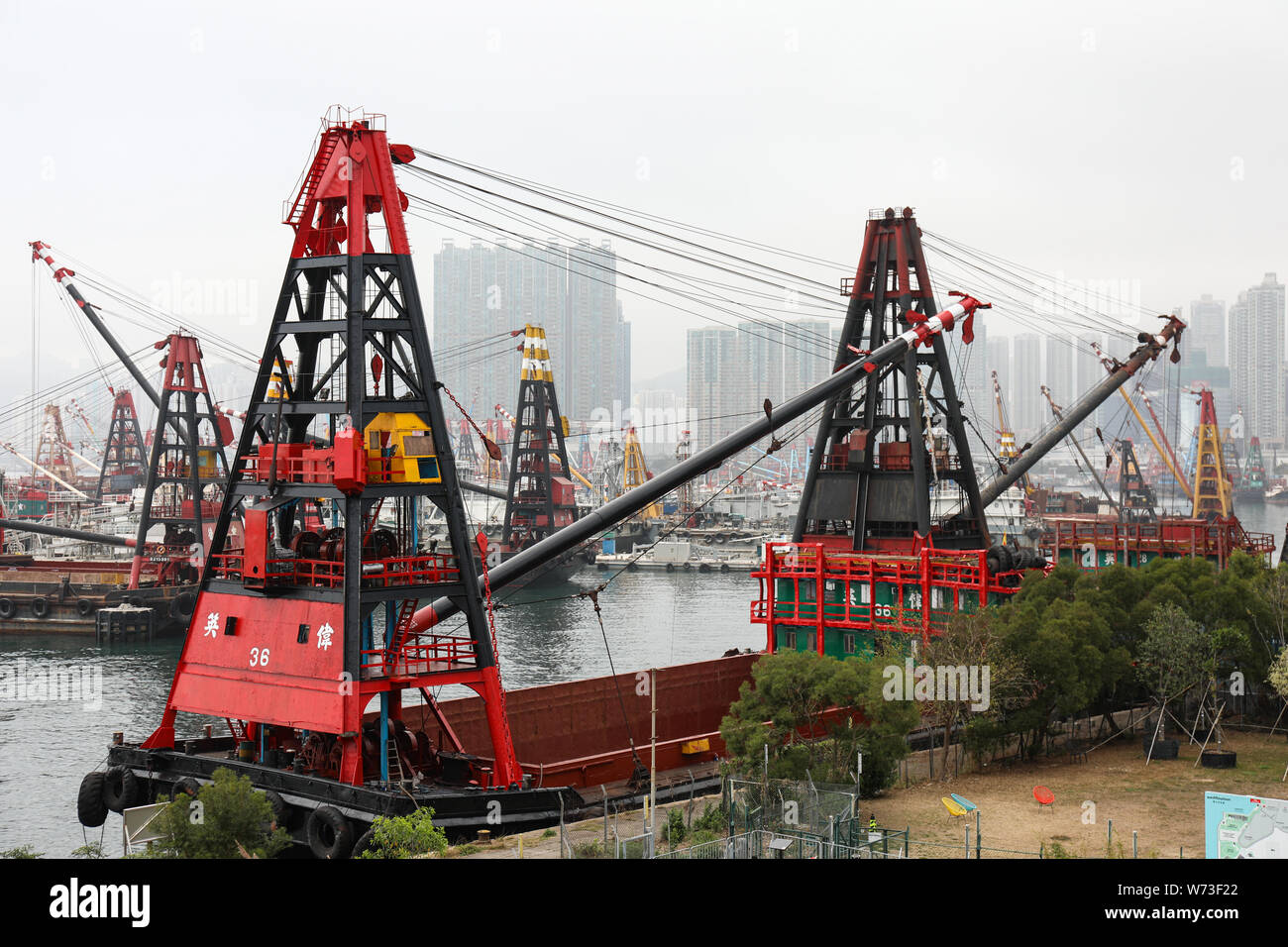 Günstig Container-bargen mit Derrick Krane in Hongkong Stockfoto