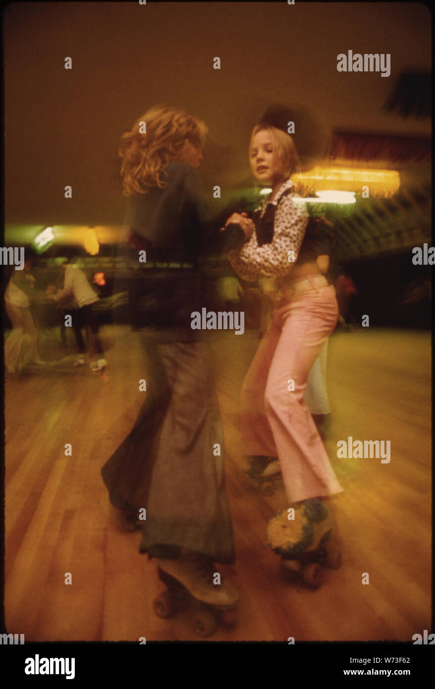 Jugendliche SKATEN AN IZZY-DORRY's Roller Rink in New Ulm, Minnesota. Die Stadt ist County Seat HANDELSPLATZ DER 13.000 IN EINE LANDWIRTSCHAFTLICHE FLÄCHE VON SOUTH CENTRAL MINNESOTA. Es wurde gegründet, um 1854 ein deutscher Einwanderer LAND COMPANY, ermutigt seine Verwandten aus Europa auswandern. Mehrere Unternehmen haben sich hier seit 1950 und haben dazu beigetragen, die Stadt zu wachsen. Das GESCHÄFTSVIERTEL REVITALISIERT WURDE WÄHREND DER 1960ER JAHRE MIT DER GEMEINSCHAFT Stockfoto