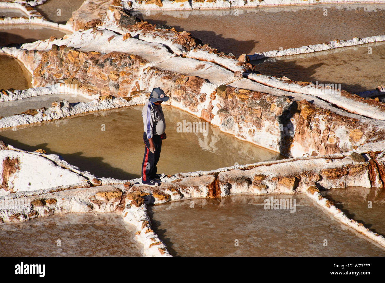 Arbeiter an der Salinen von Maras, das Heilige Tal, Peru Stockfoto