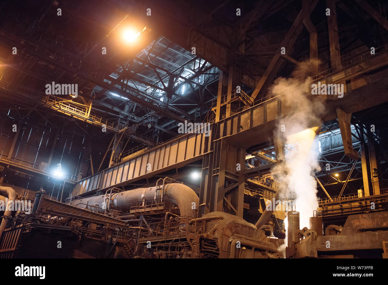 Schmelzen von Metall in einem Stahlwerk. Metallurgische Industrie. Stockfoto