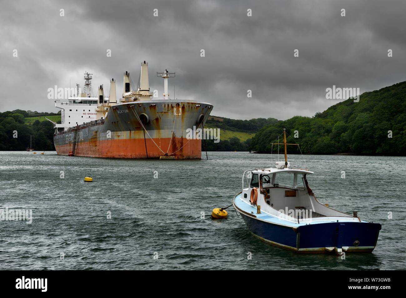 Kleines Boot und bulk carrier SSI VERTRAUEN Alkyon Sea Stallion Pool günstig im Fluss Fal im King Harry Fähre Truro Großbritannien Stockfoto