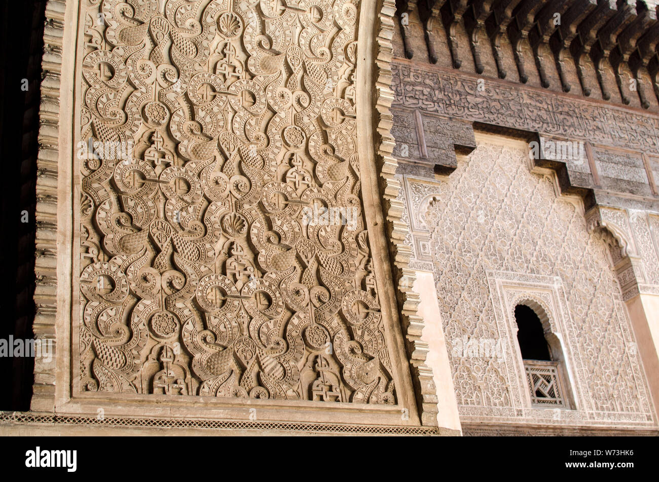 Medersa Ben Youssef - Marrakech, Marokko. Detail der Stuck Skulptur. Muster und Ornamente, die spezifisch für die muslimische Kultur. Stockfoto