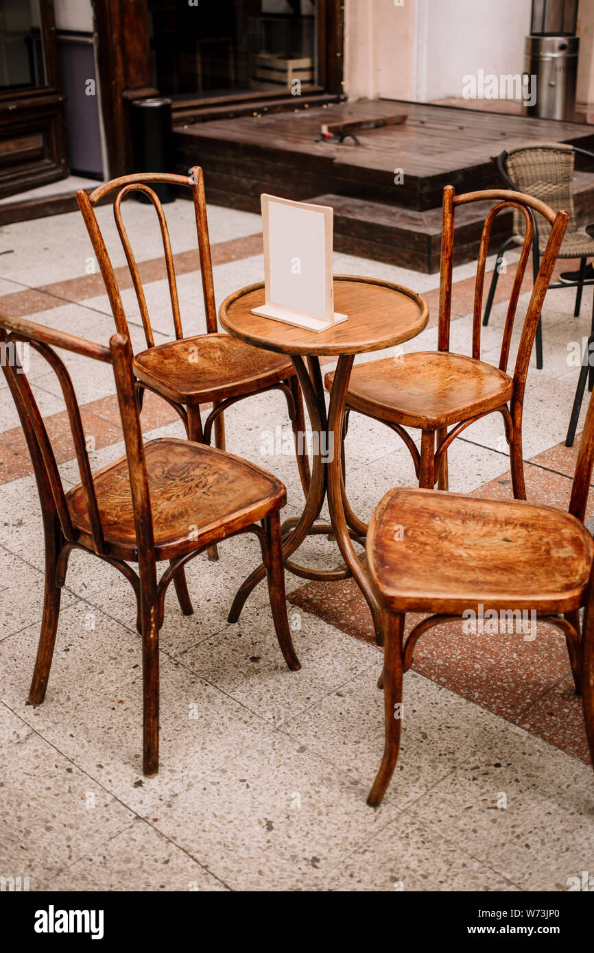 Anzeigen von leeren Café im Freien. Konzentrieren Sie sich auf den Tisch. Leere Holztisch auf ein Restaurant im Freien. Stockfoto