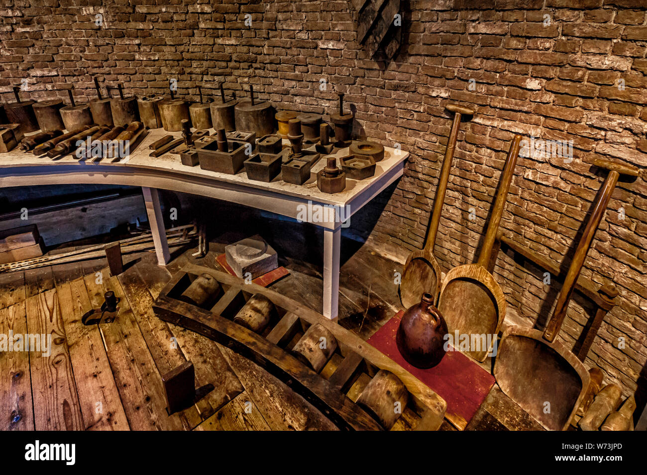 Leiden, Holland, Niederlande, 21. April 2019. Innenräume der Lofts (Hub, Stein und Schleifen) von den Molen De Valk Museum (der Falke Windmühle) Stockfoto