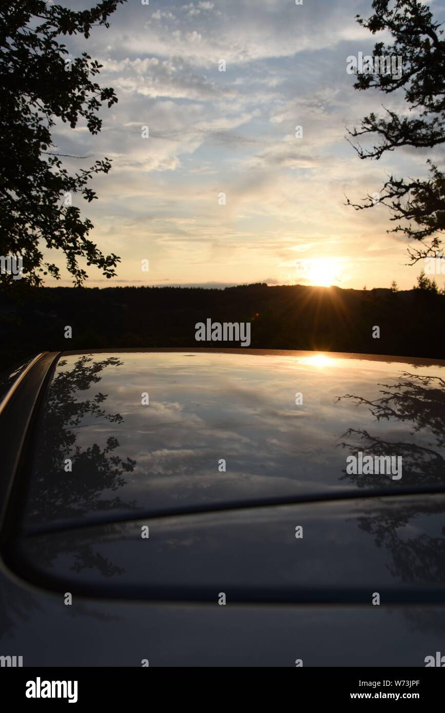 Oben auf dem Dach mit Rest des Frames Himmel. Stockfoto