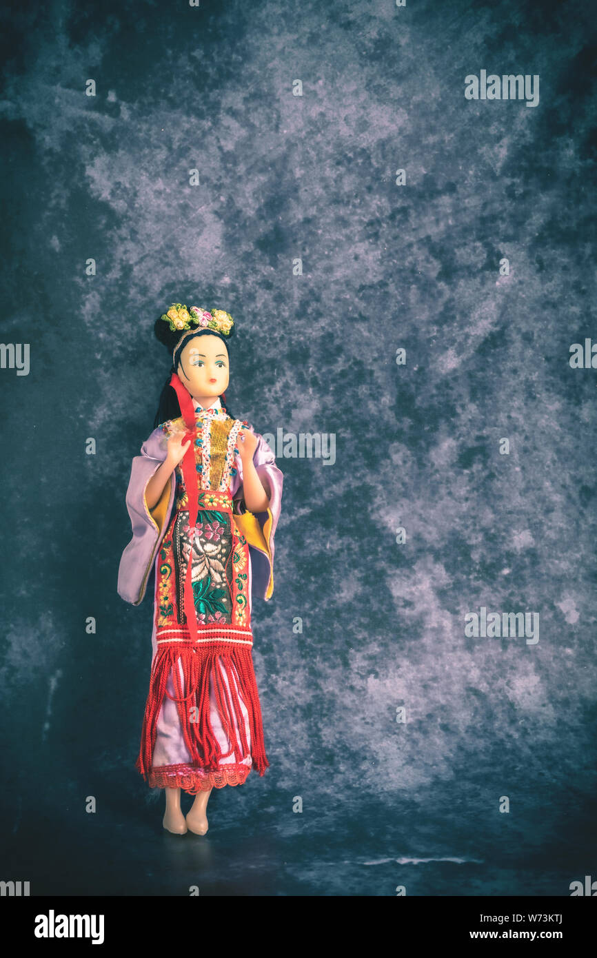 Dekorative bunten japanischen Geisha Puppe vor blauem Hintergrund Stockfoto