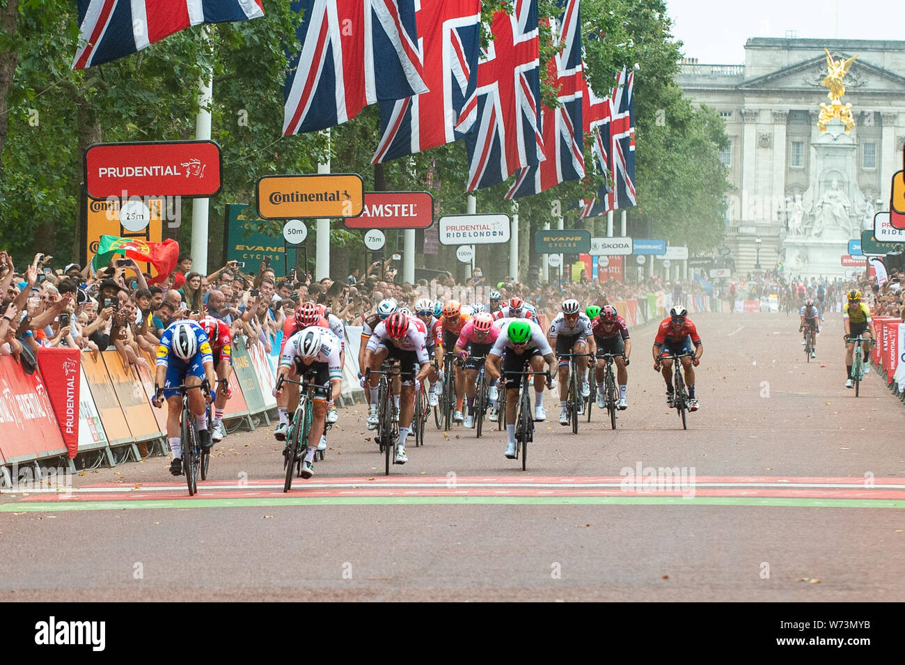 London, Großbritannien. 4. August 2019. Elia Viviani von Deceuninck-Quick - Schritt gewinnt die aufsichtsrechtlichen RideLondon Classic, Großbritanniens nur Männer UCI Welttournee Rennen und die Reichsten 1-Tage Rennen in der Welt mit einem Preisgeld von 100.000 Euro im Angebot. Credit: Quan Van/Alamy leben Nachrichten Stockfoto