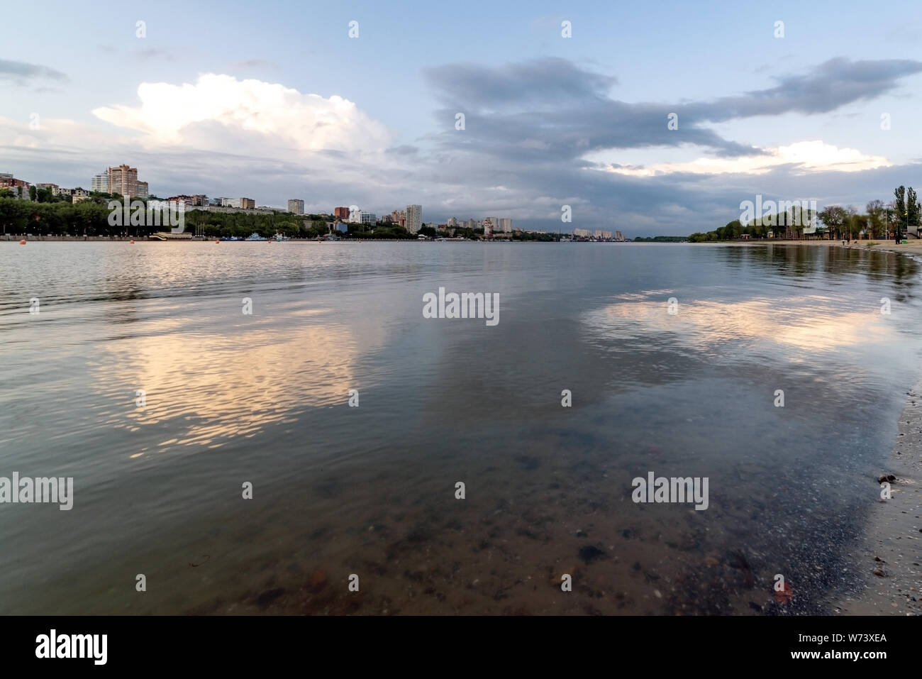 Blick auf Rostow-am-Don vom linken Ufer des Don. Südregion Russlands. Stockfoto