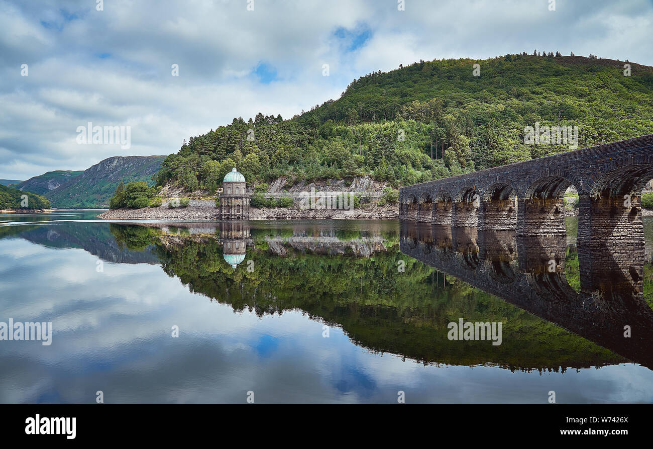 Garreg Ddu Talsperre, Elan Valley, Rhayader, Powys: die Bögen der Steinernen Brücke & Umgebung Landschaft im Wasser spiegelt. Stockfoto Garreg Ddu Talsperre, Elan Valley, Rhayader, Powys: die Bögen der Steinernen Brücke & Umgebung Landschaft im Wasser spiegelt. Stockfoto