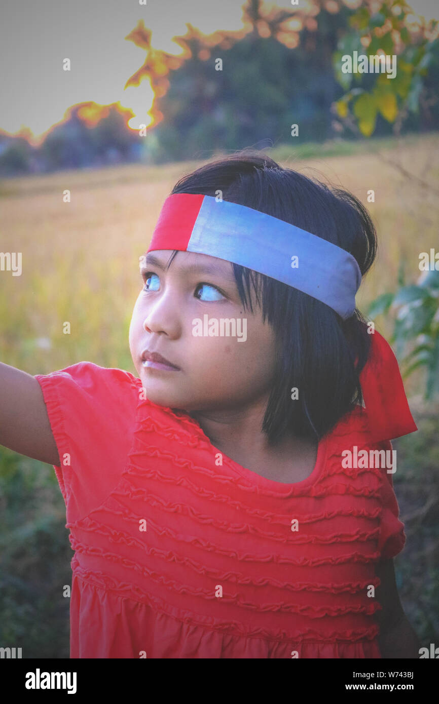 Feiern der indonesischen Unabhängigkeit, indem Sie die roten und weißen Flagge Stockfoto