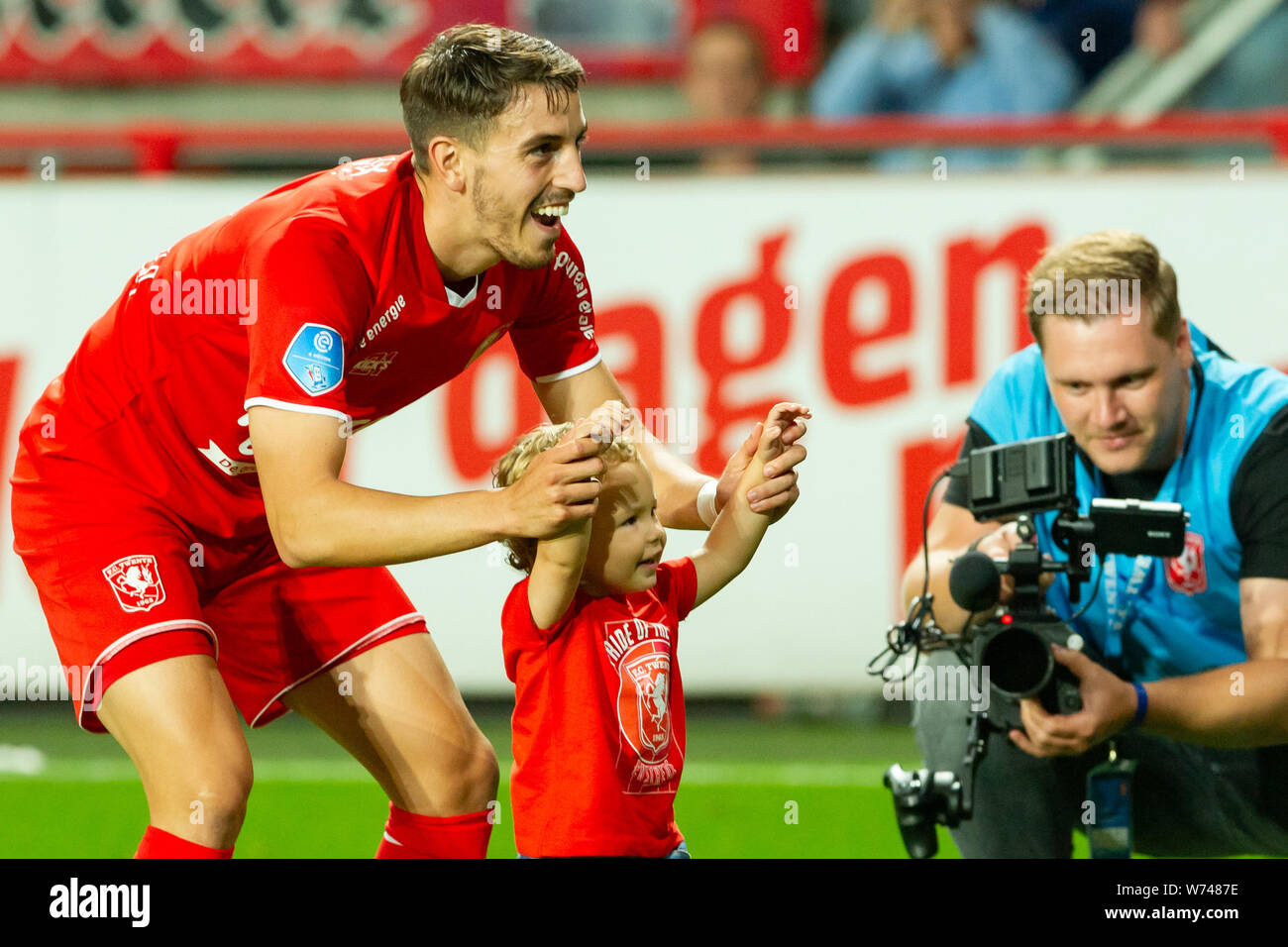 4. august 2019 Enschede, Niederlande Fußball Niederländer Eredivisie FC Twente / PSV Eindhoven 03-08-2019: Voetbal: FC Twente / PSV: Enschede l-r Julio Pleguezuelo des FC Twente met zoon Stockfoto