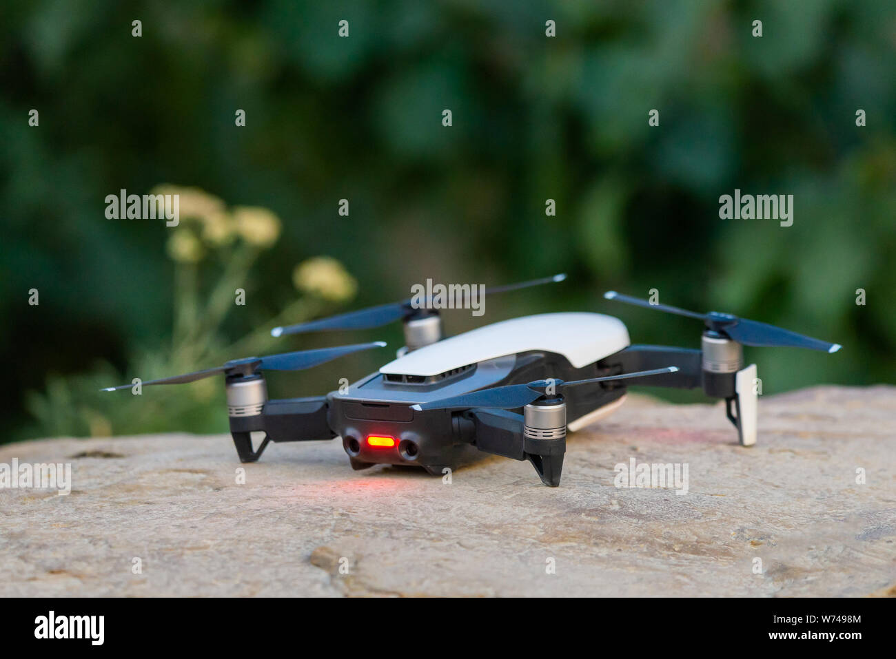 Russland, Sinyavskoe: 20. August 2018: DJI Mavic Luft drone bereit, auf Stein zu starten. Kleinste moderne klappbare Drone mit 4K-Fähigkeit Stockfoto